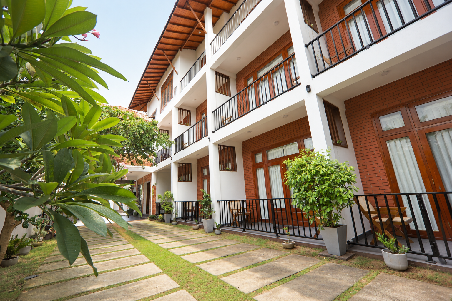 Harohi Hotel restaurant courtyard